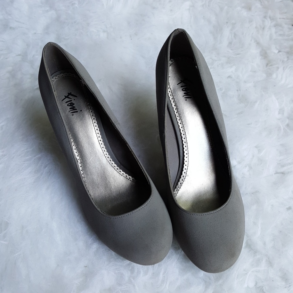 Gray pumps - Picture 2 of 8